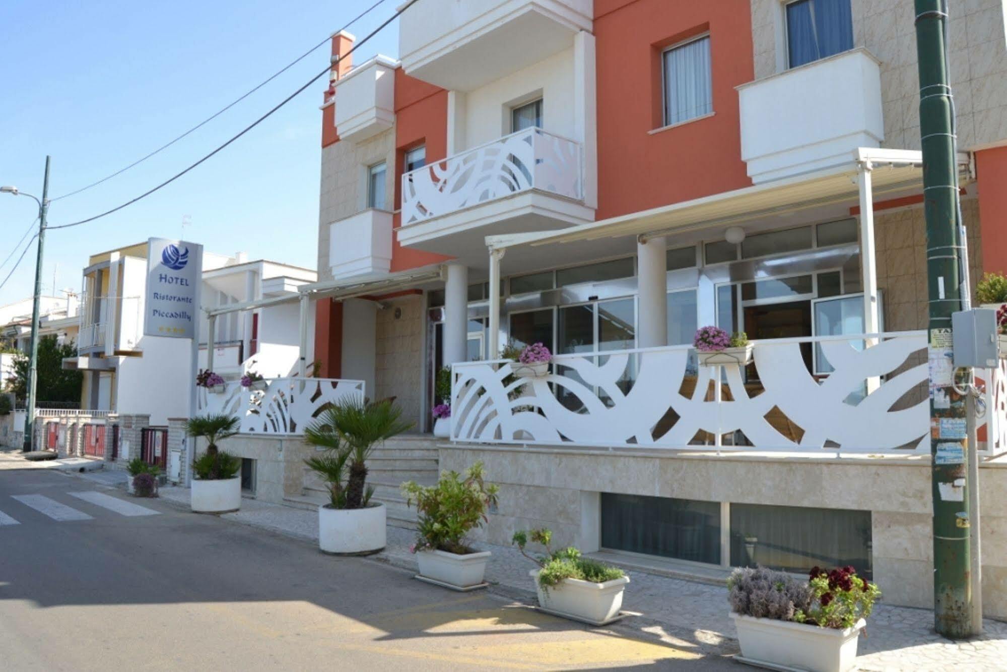 Piccadilly Rooms Restaurant And Beach Santa Maria al Bagno Exterior photo