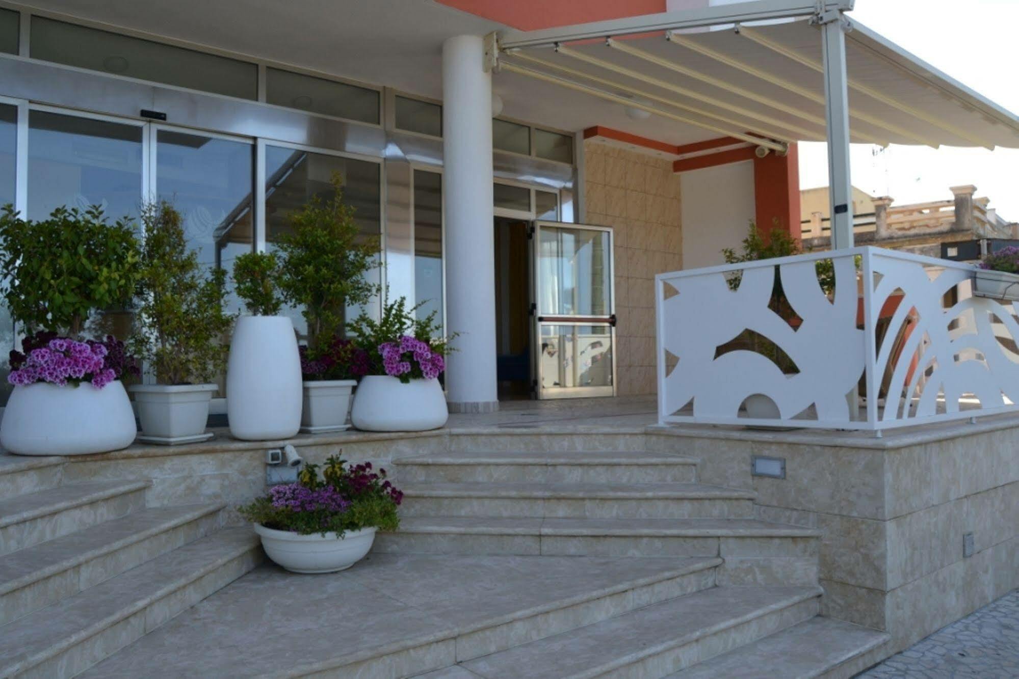 Piccadilly Rooms Restaurant And Beach Santa Maria al Bagno Exterior photo